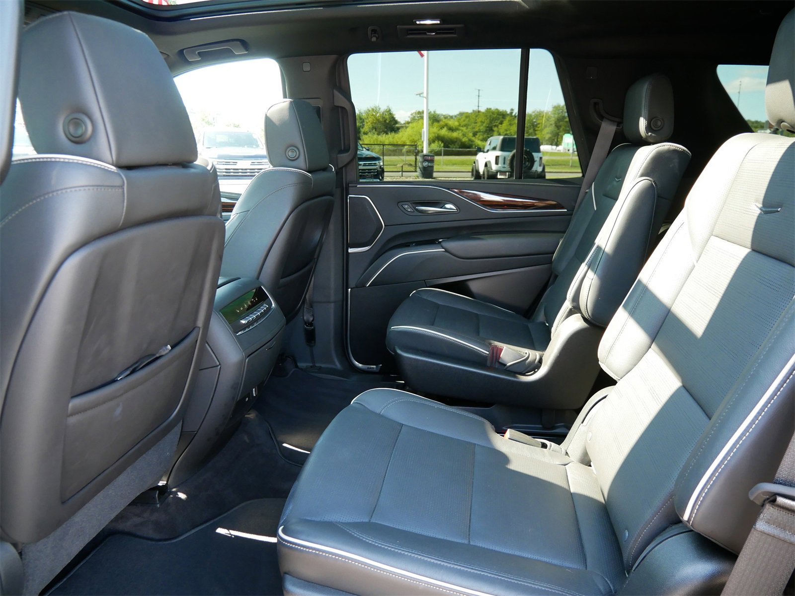 Used 2021 Cadillac Escalade Premium Luxury w/ Performance Package image 9