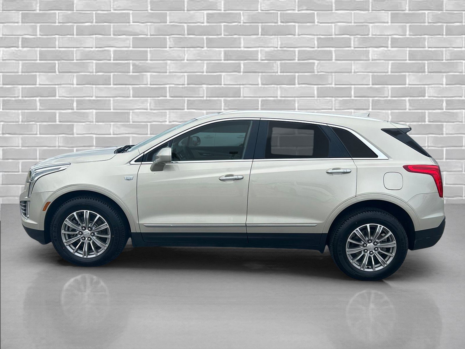 Used 2017 Cadillac XT5 Luxury w/ Driver Awareness Package AWD/4WD image 2