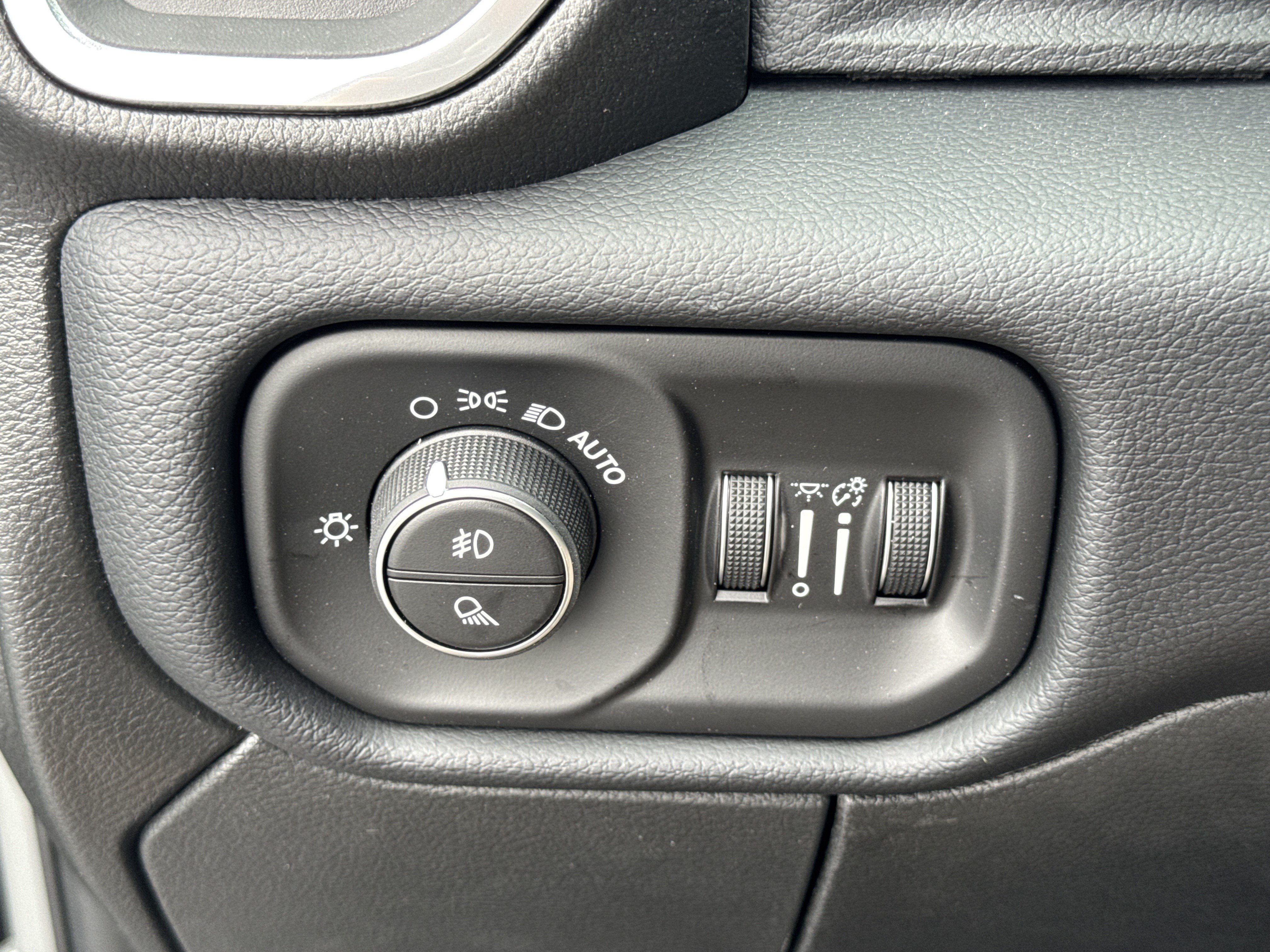 New 2026 RAM 2500 Laramie AWD/4WD image 31