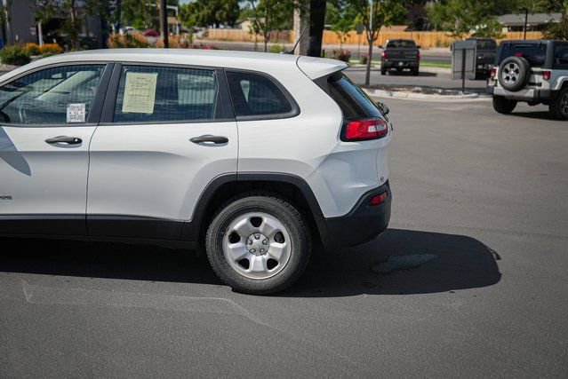 Used 2018 Jeep Cherokee Sport FWD image 9