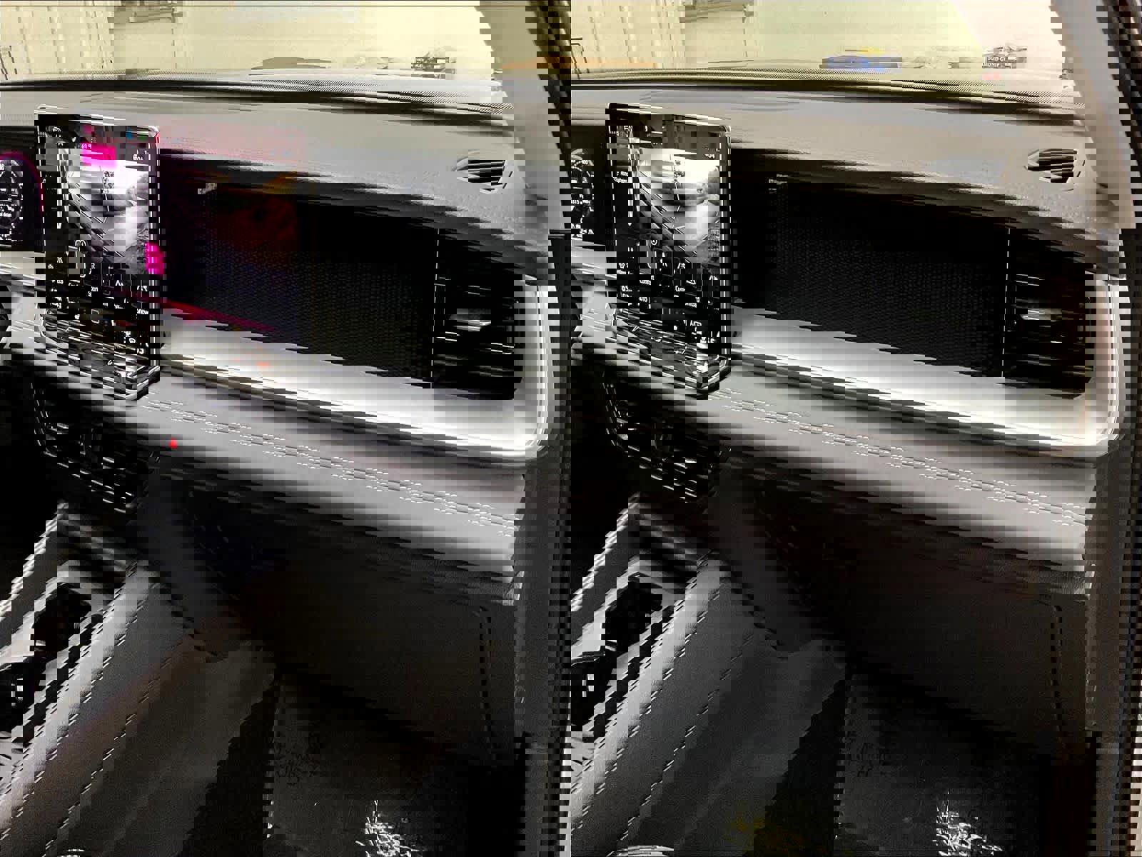 Used 2025 Volkswagen Tiguan SE w/ Panoramic Sunroof Package image 18