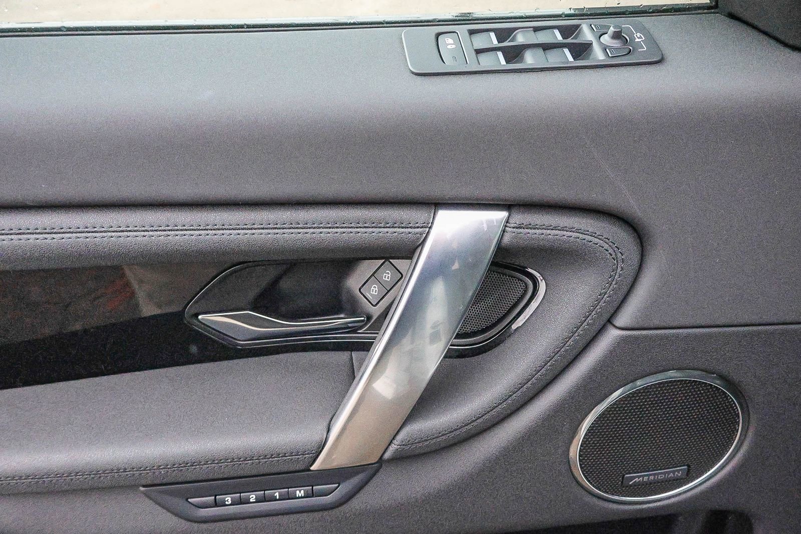 Used 2025 Land Rover Discovery Sport S image 31