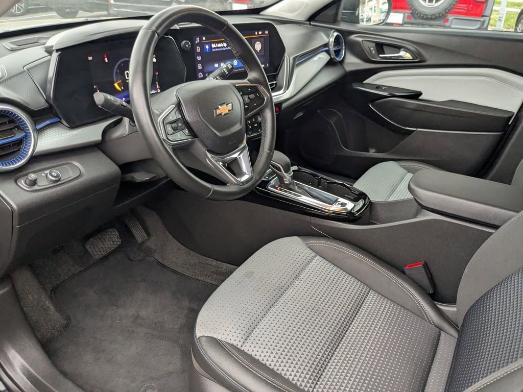 Used 2025 Chevrolet Trax LT w/ LT Convenience Package FWD image 13