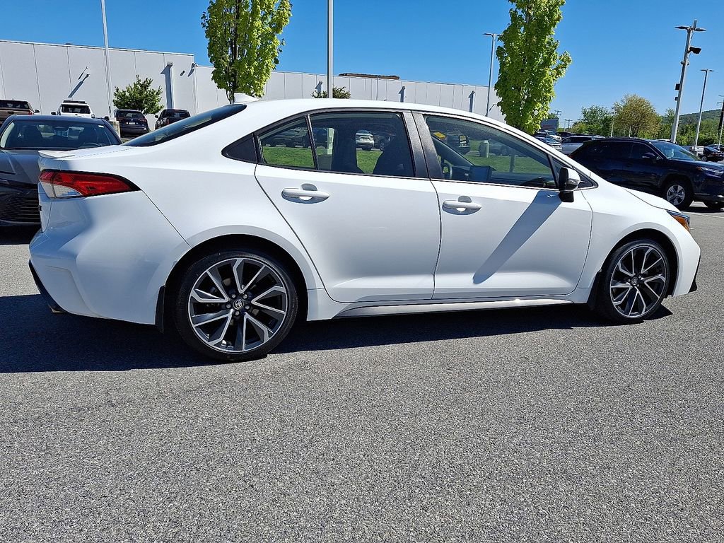 Used 2022 Toyota Corolla SE w/ SE Premium Package FWD image 11