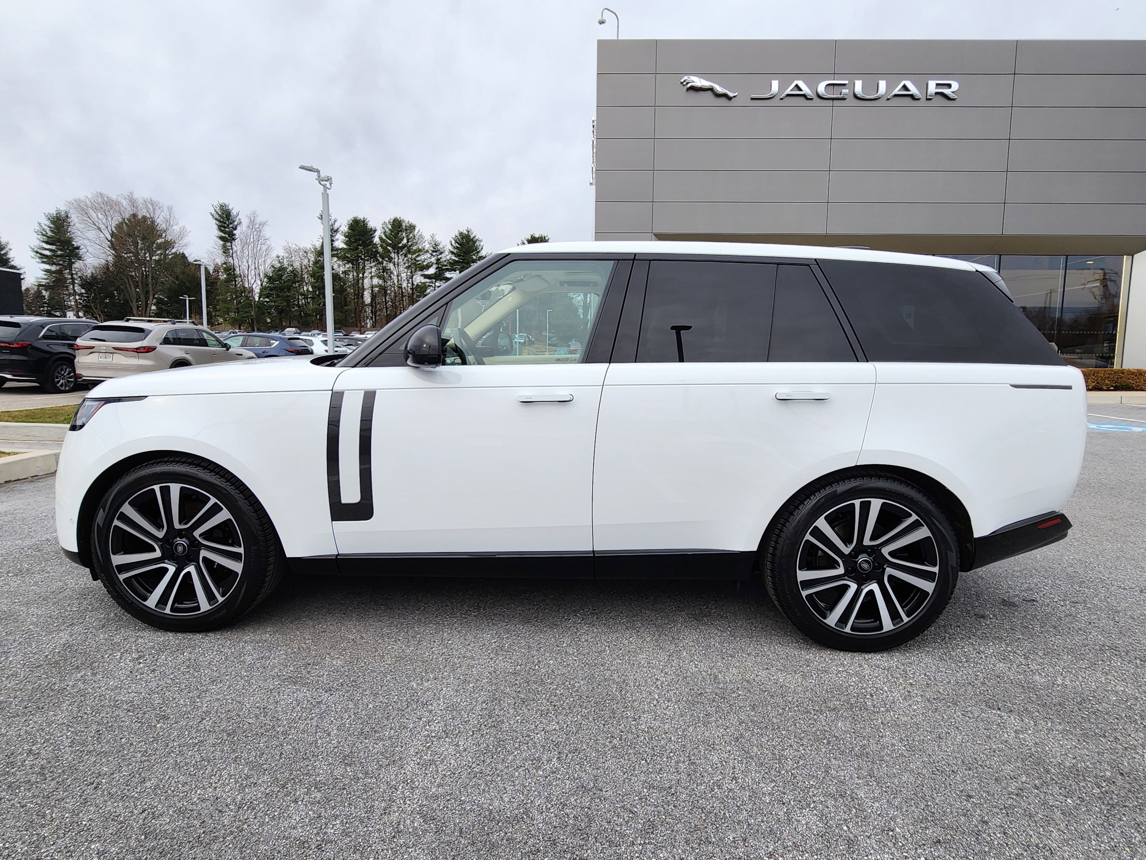Certified 2023 Land Rover Range Rover SE AWD/4WD image 5