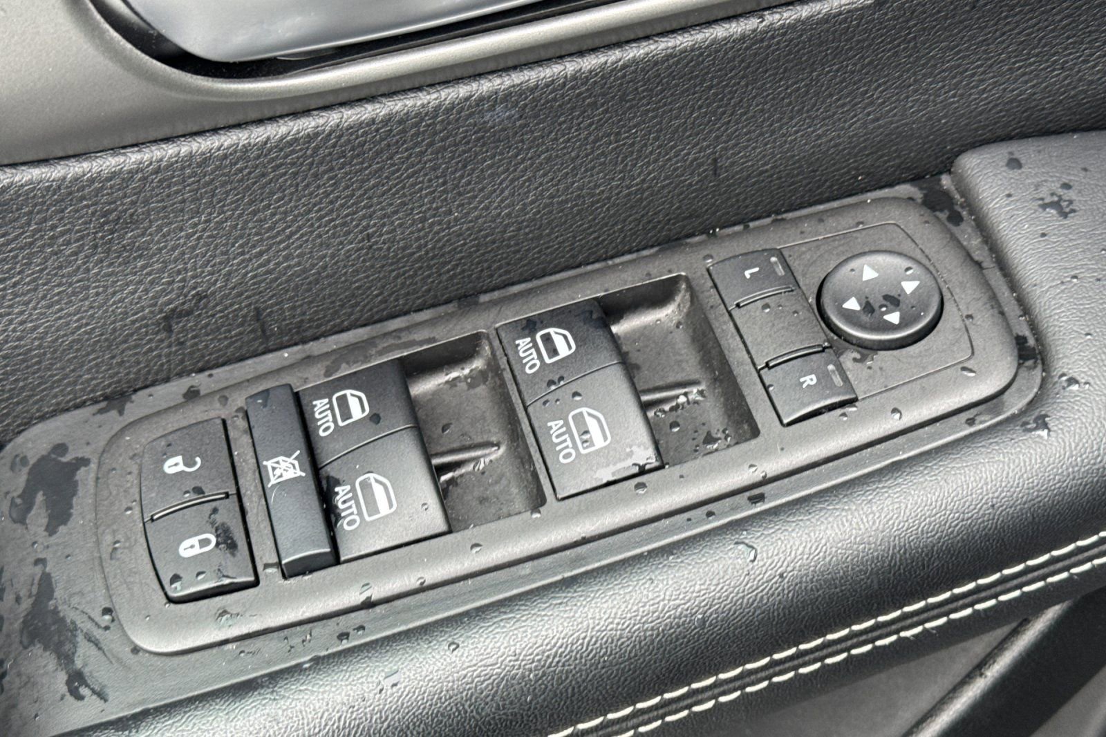 Used 2025 Chrysler Pacifica Select image 11