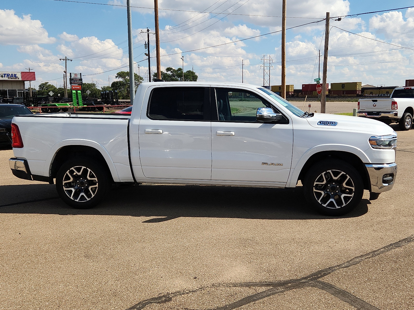 Used 2025 RAM 1500 Laramie AWD/4WD image 5