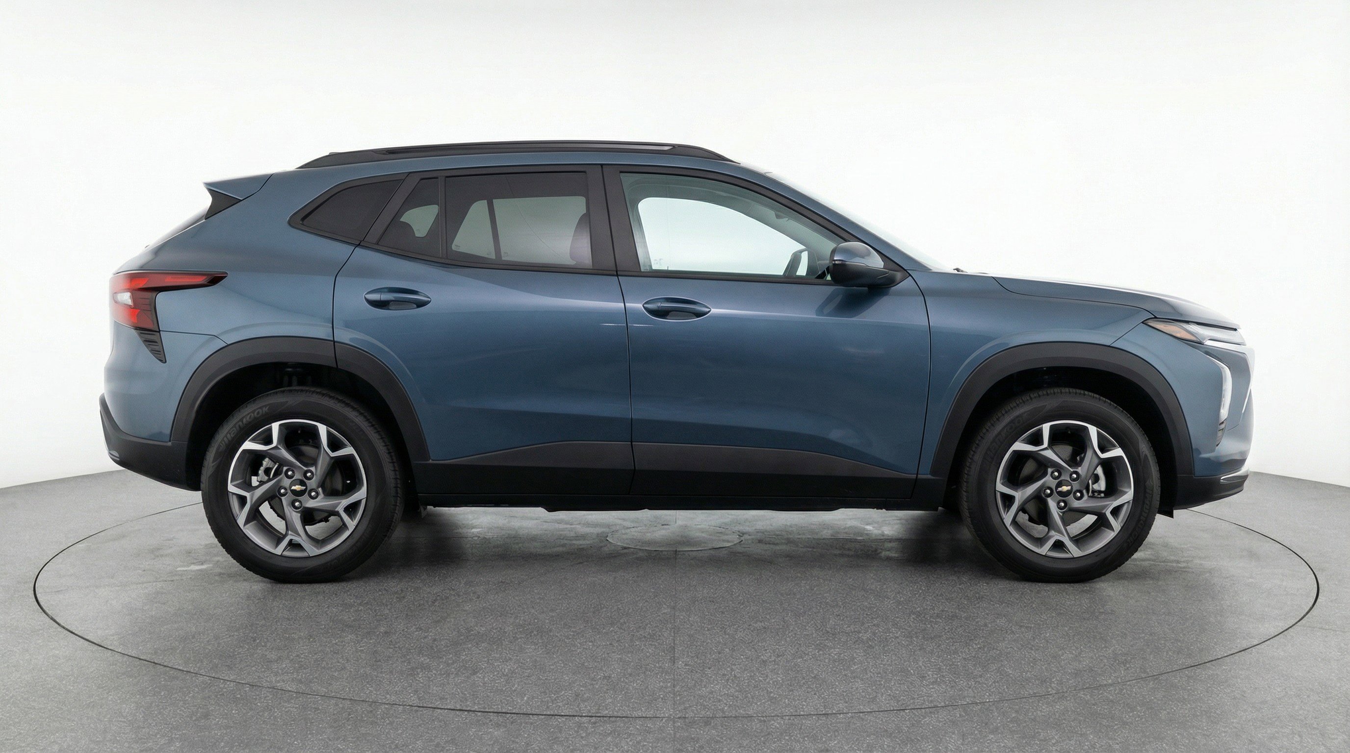 Used 2025 Chevrolet Trax LT FWD image 11
