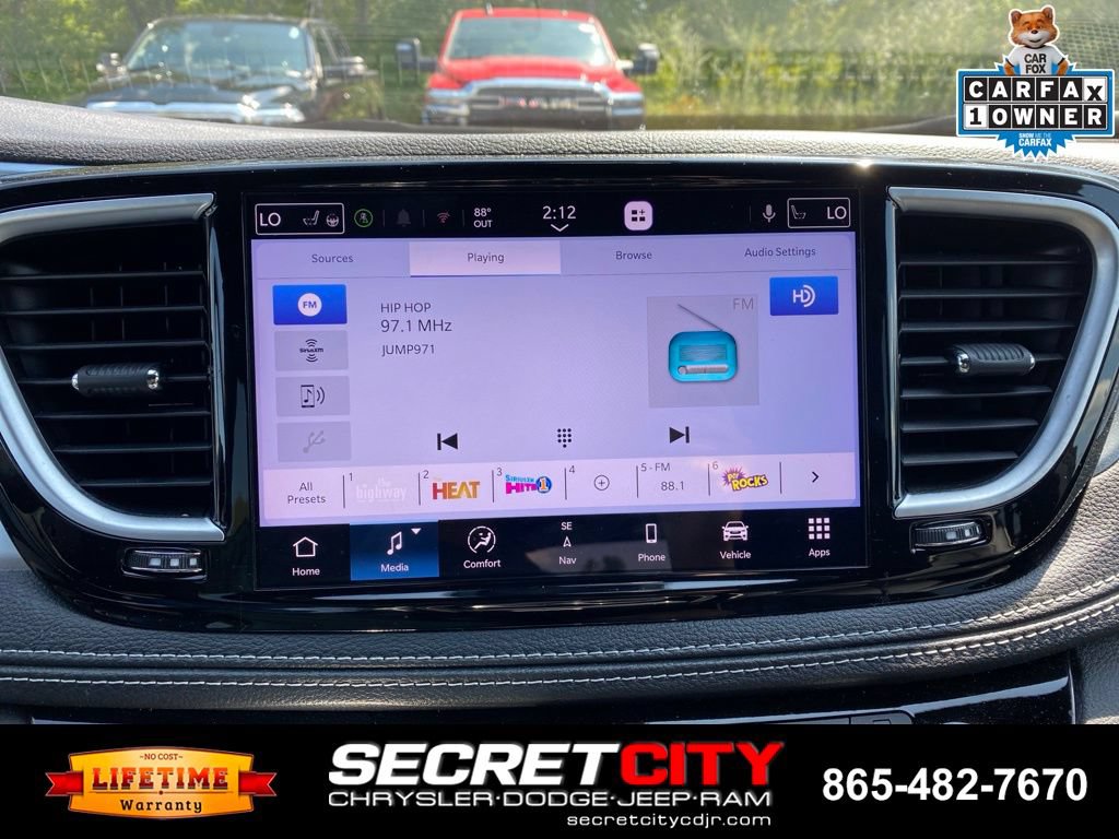 Used 2025 Chrysler Pacifica Limited FWD image 16