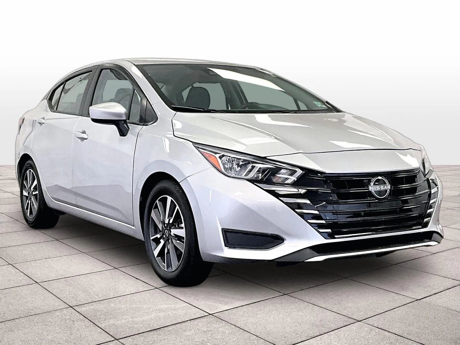 Used 2023 Nissan Versa SV image 2