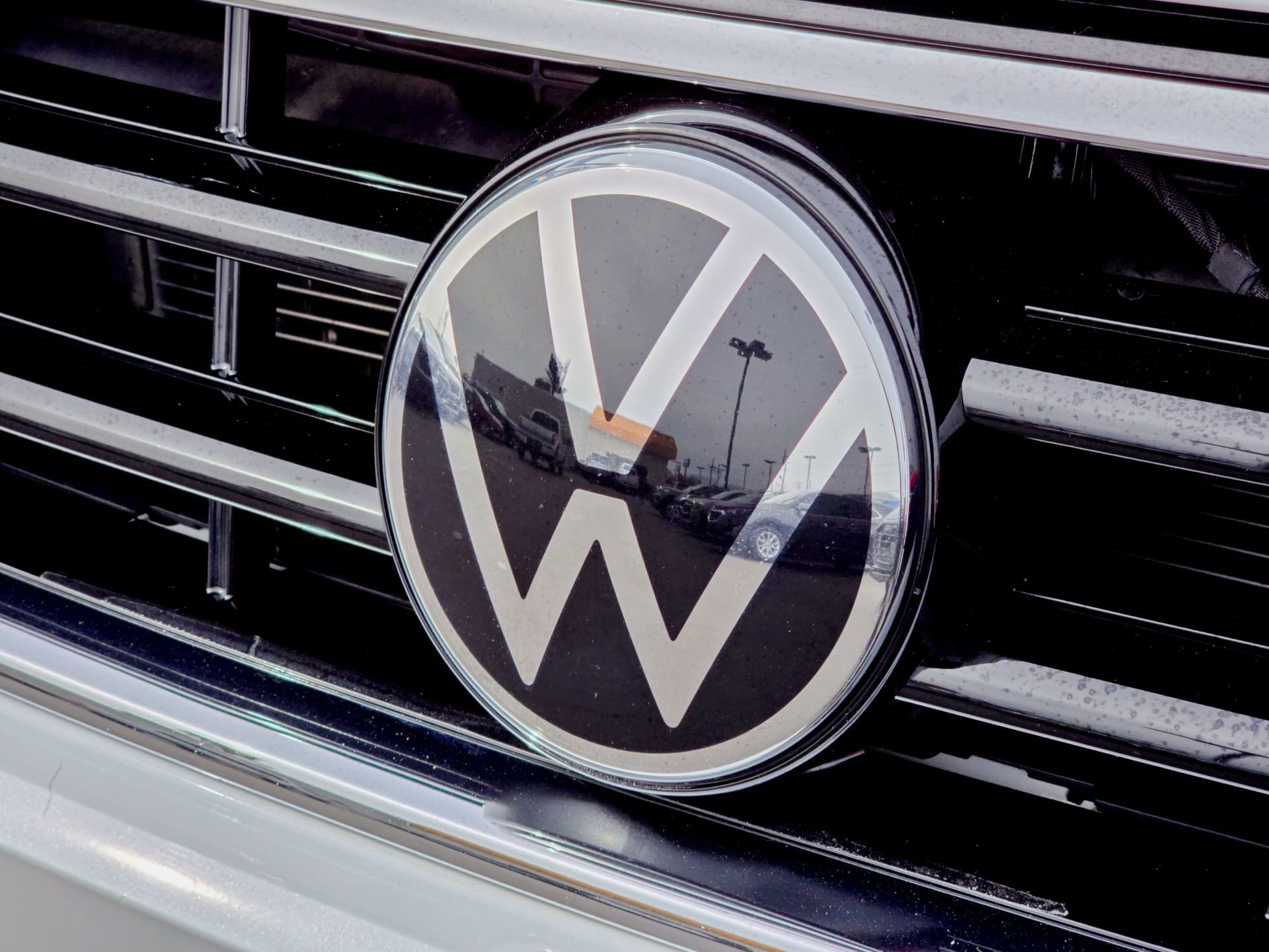 Used 2022 Volkswagen Tiguan SE R-Line image 3