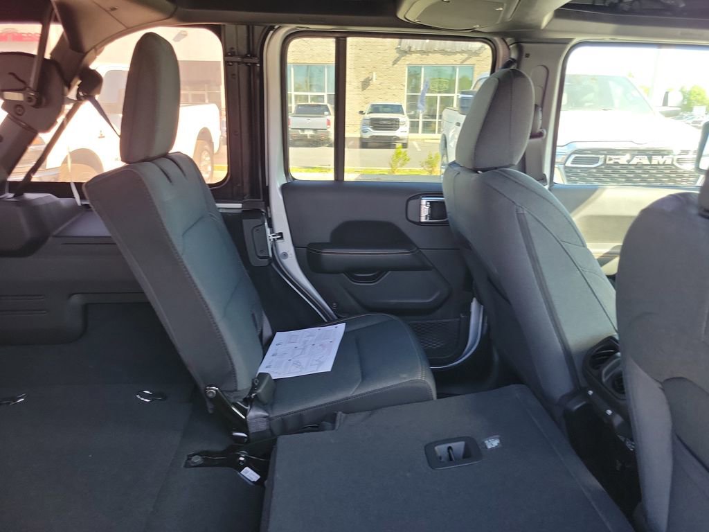 Used 2024 Jeep Wrangler Sahara image 30