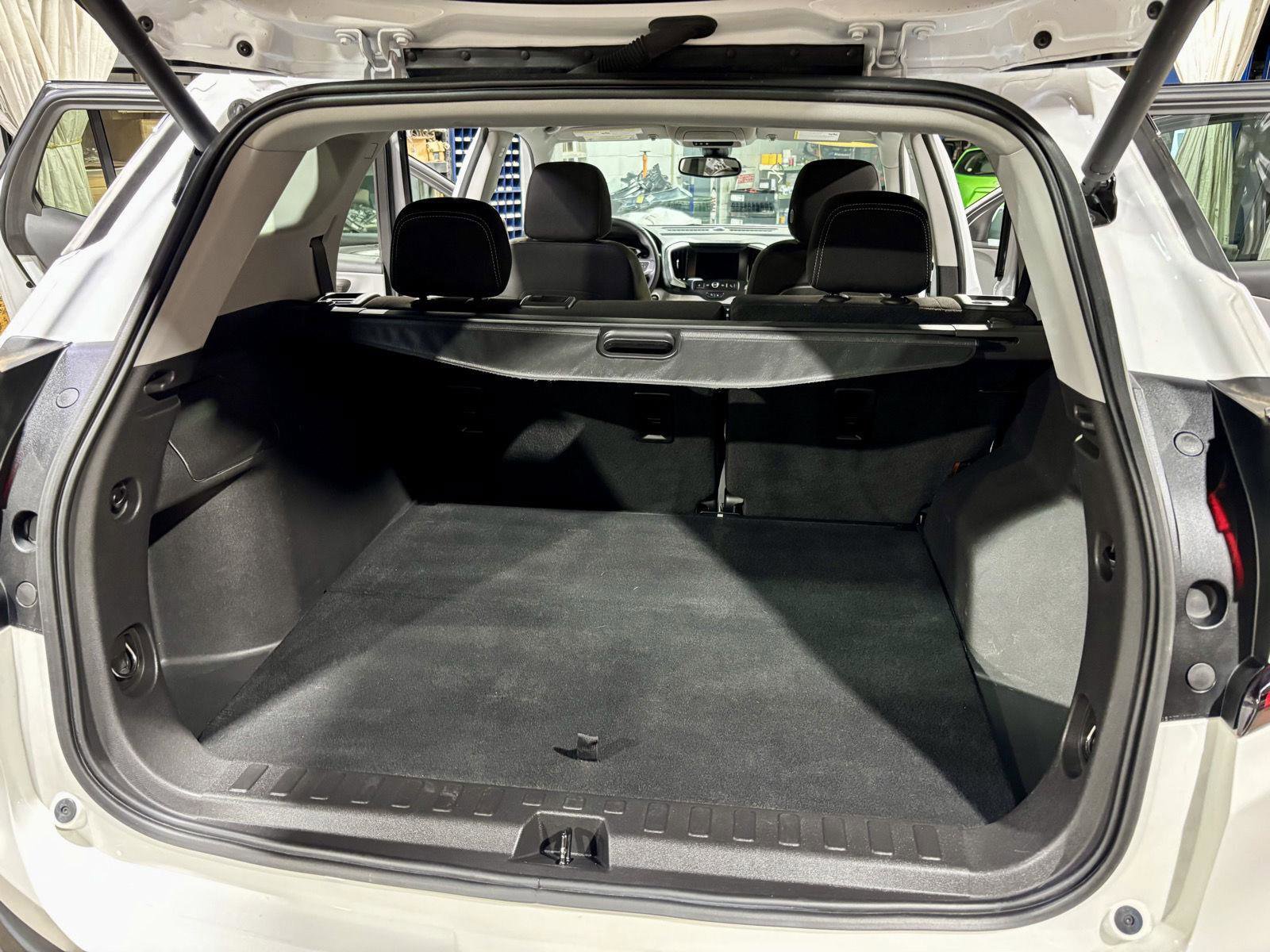 Used 2023 GMC Terrain SLE w/ Driver Convenience Package image 11