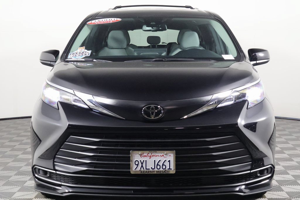 Used 2026 Toyota Sienna LE FWD image 2