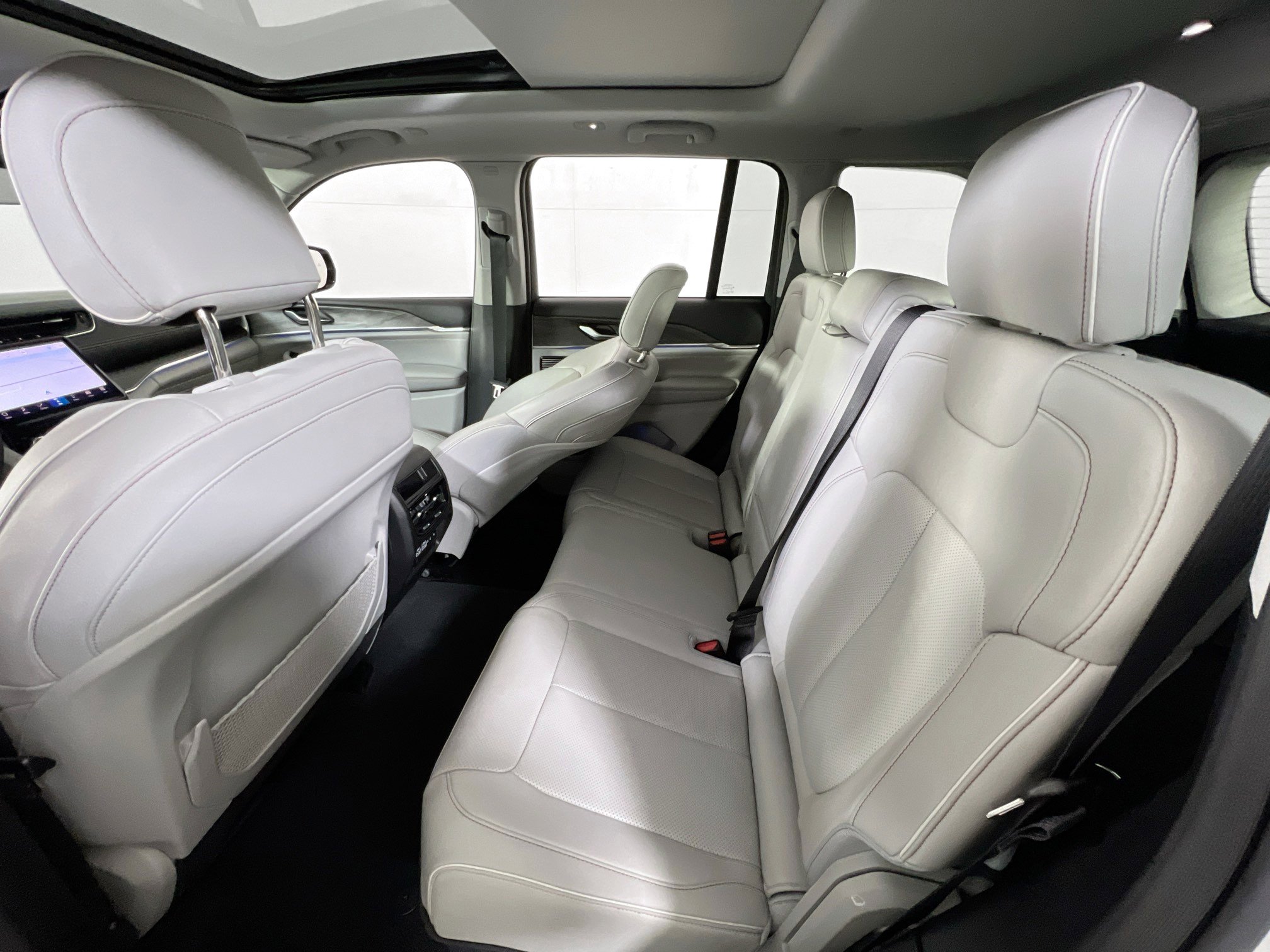 Used 2022 Jeep Grand Cherokee Overland image 25