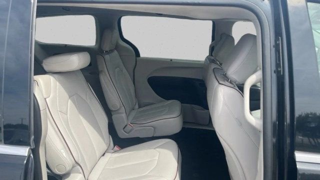 Used 2020 Chrysler Pacifica Limited FWD image 14