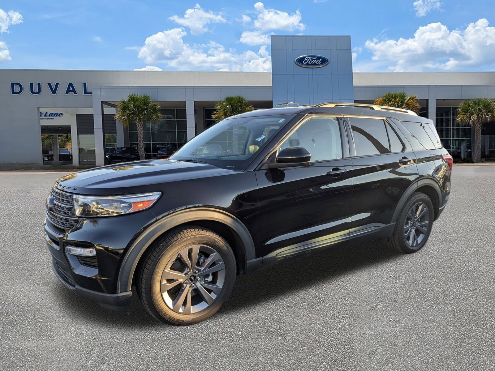 Used 2022 Ford Explorer XLT w/ Equipment Group 202A image 8