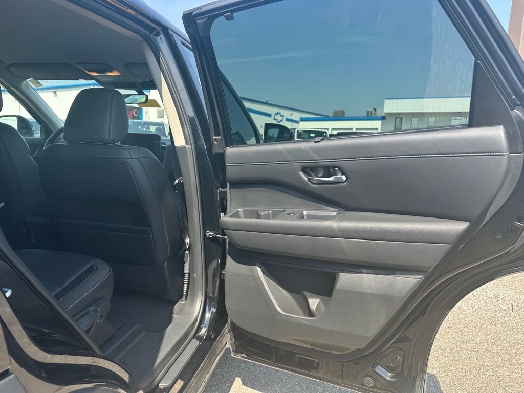 Used 2025 Nissan Pathfinder SL AWD/4WD image 16