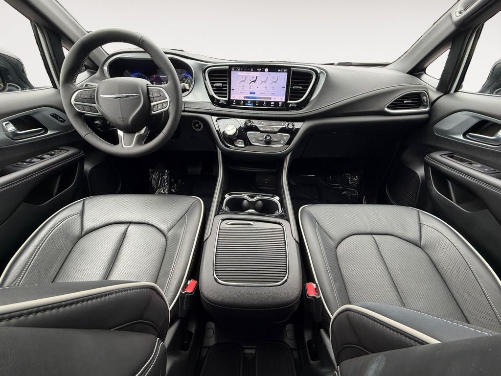 Used 2026 Chrysler Pacifica Limited FWD image 17