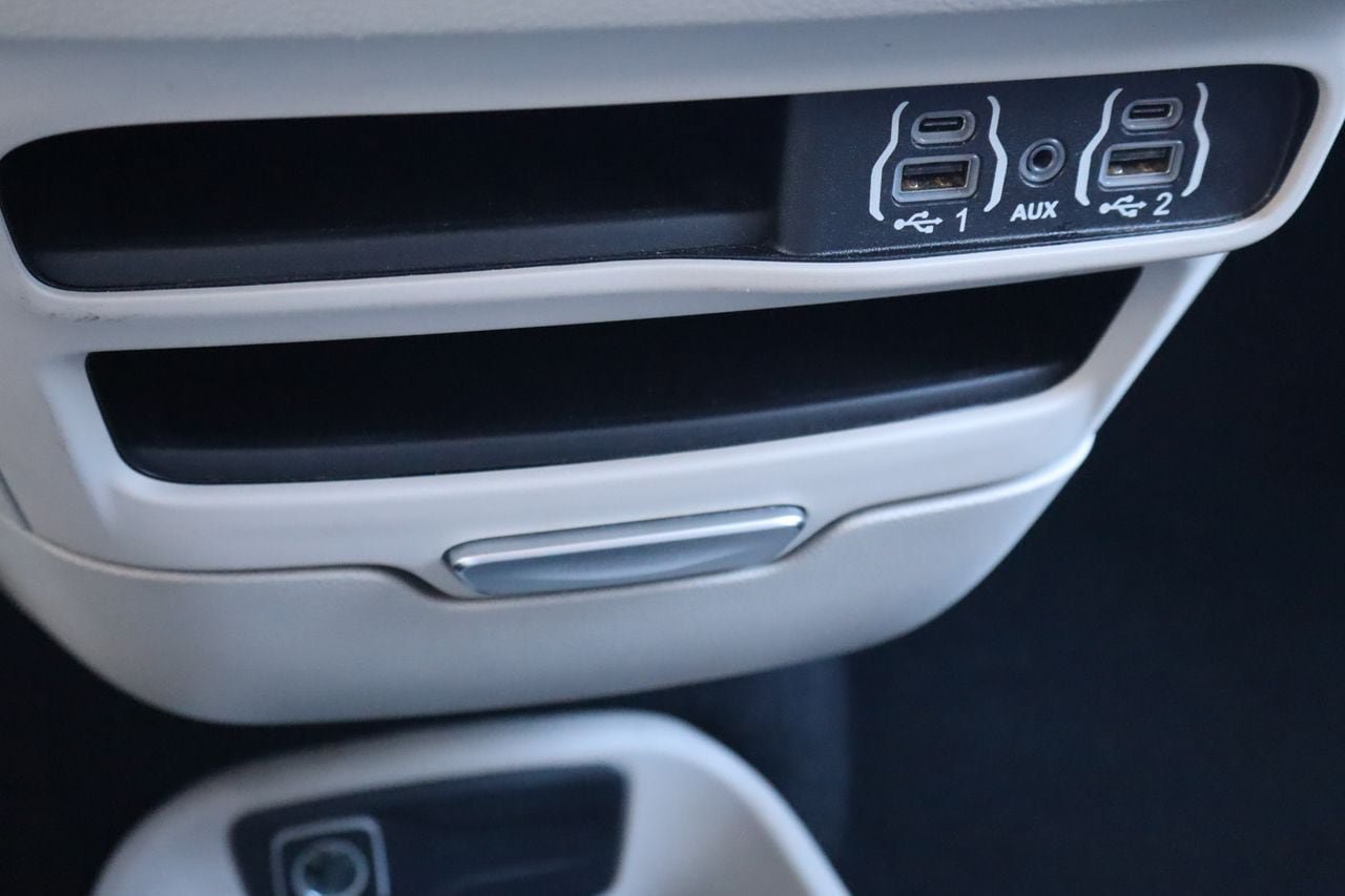Used 2023 Chrysler Pacifica Touring-L FWD image 25