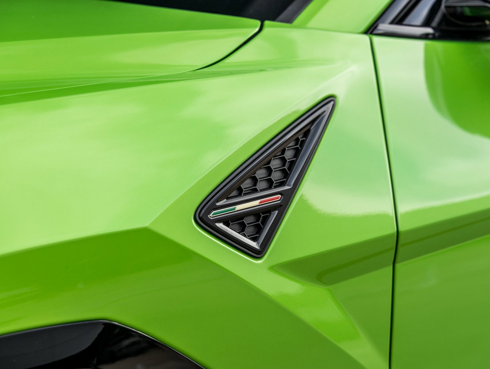 Used 2025 Lamborghini Urus SE image 15