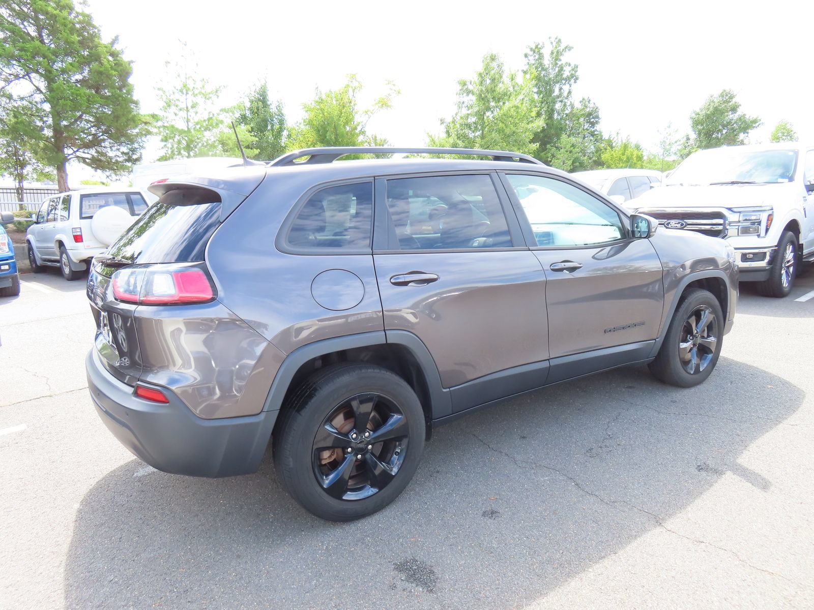 Used 2019 Jeep Cherokee Latitude Plus AWD/4WD image 5
