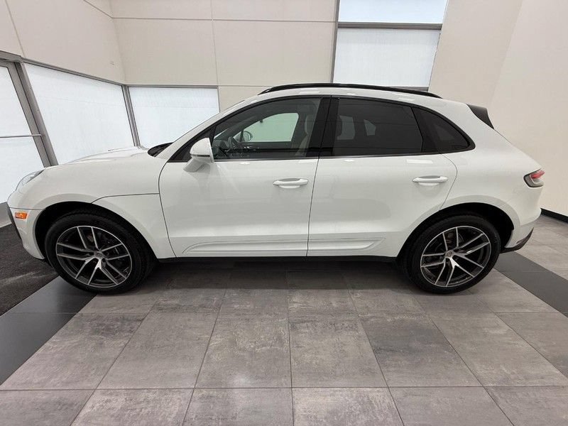 Certified 2025 Porsche Macan AWD/4WD image 2