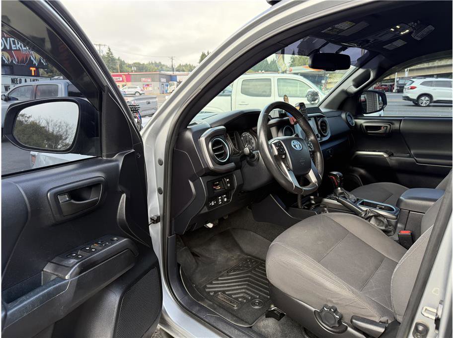 Used 2017 Toyota Tacoma TRD Off-Road image 10