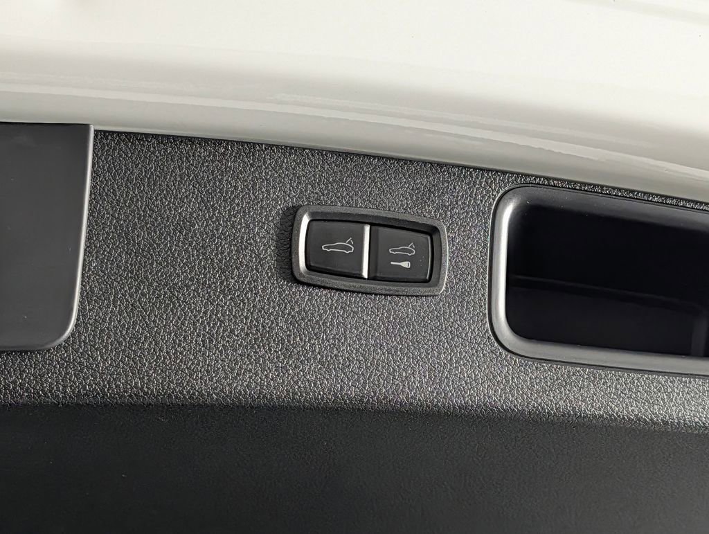 New 2026 Porsche Macan image 18