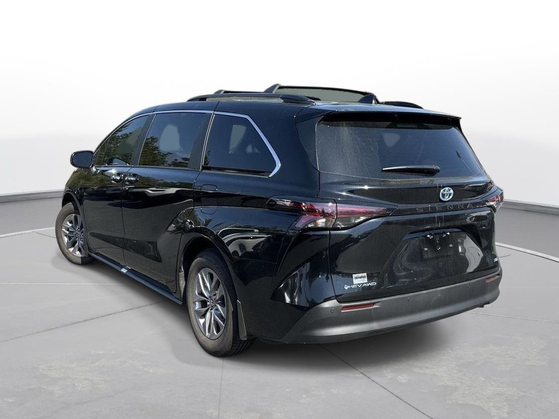 Used 2025 Toyota Sienna XLE image 8