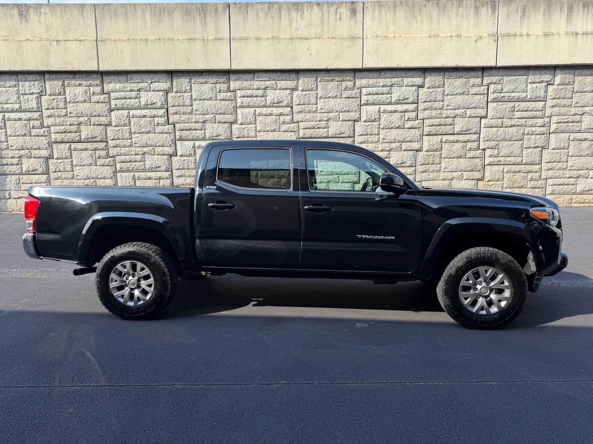 Used 2017 Toyota Tacoma SR5 w/ Tow Package AWD/4WD image 6