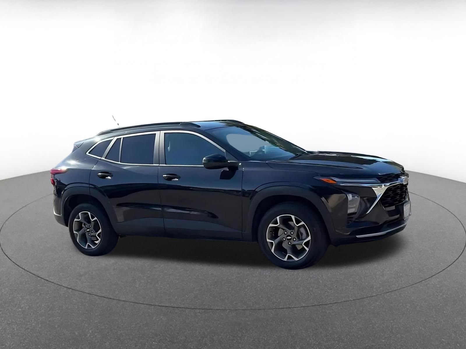 Used 2025 Chevrolet Trax LT image 2