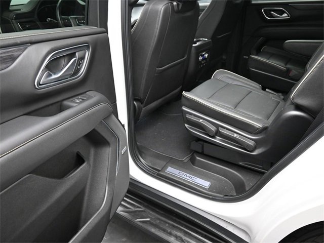 Used 2022 GMC Yukon SLT w/ SLT Luxury Package image 16
