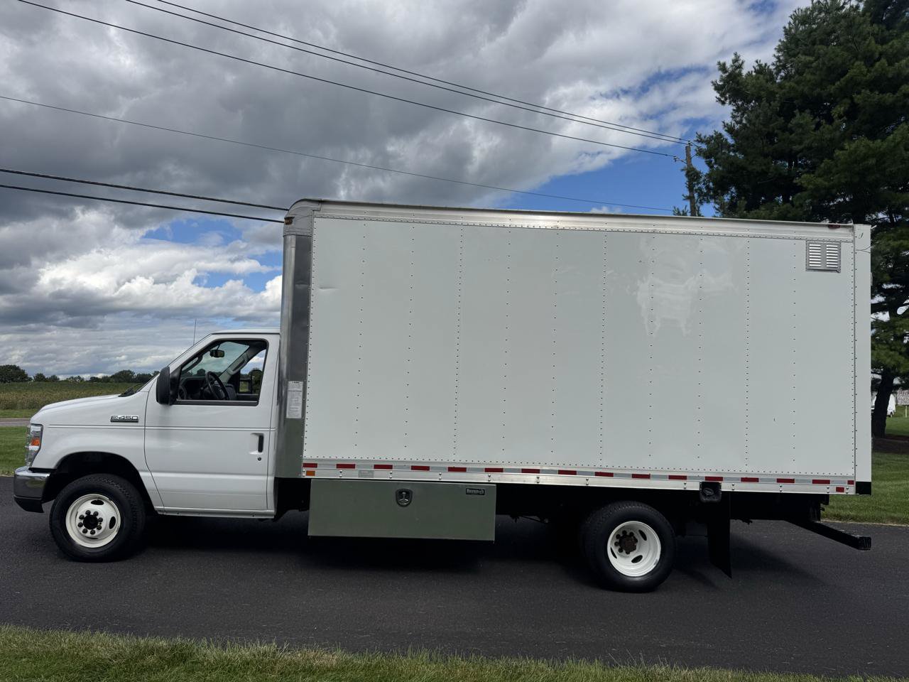 Used 2019 Ford E-450 and Econoline 450 Super Duty w/ Power Windows & Locks Group RWD image 3