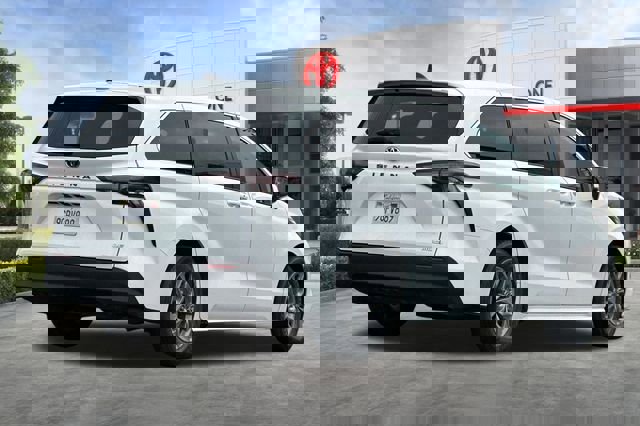 Used 2023 Toyota Sienna LE image 4