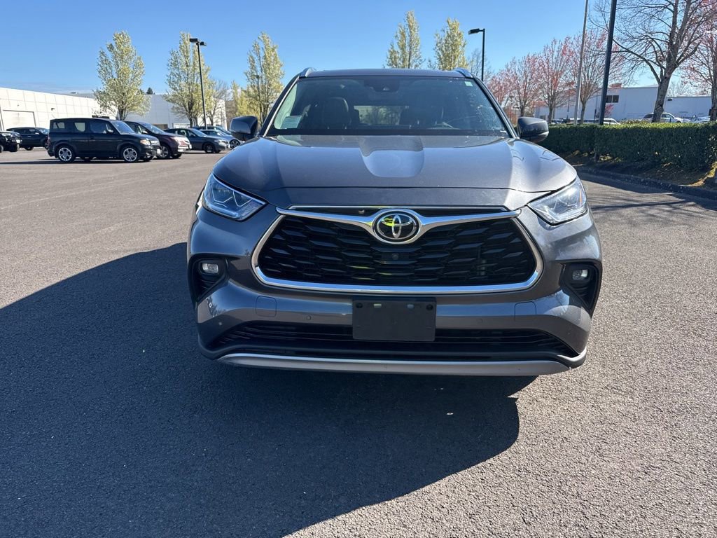 Used 2022 Toyota Highlander Platinum image 2