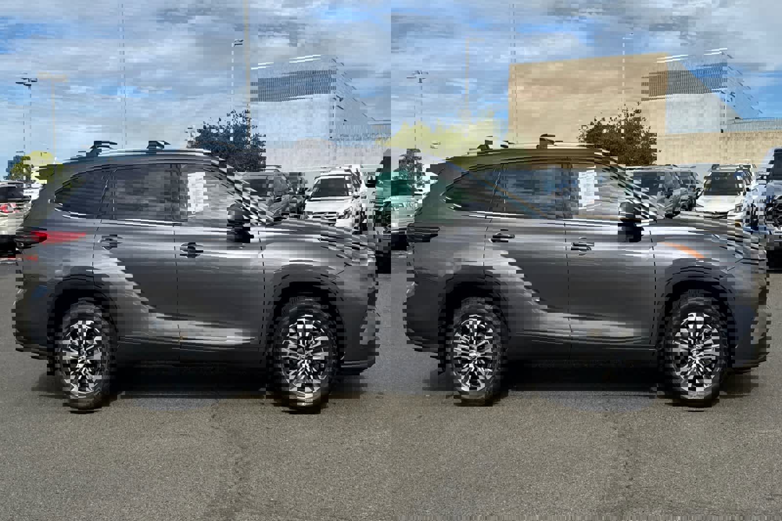 Used 2021 Toyota Highlander XLE image 6