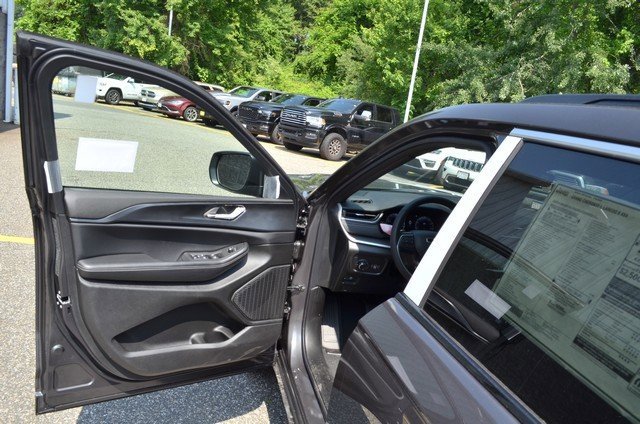 New 2025 Jeep Grand Cherokee L Laredo w/ Luxury Tech Group I image 12