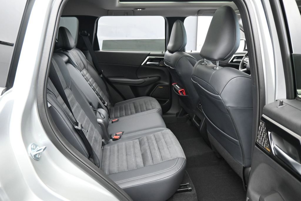 Used 2025 Mitsubishi Outlander SE FWD image 39