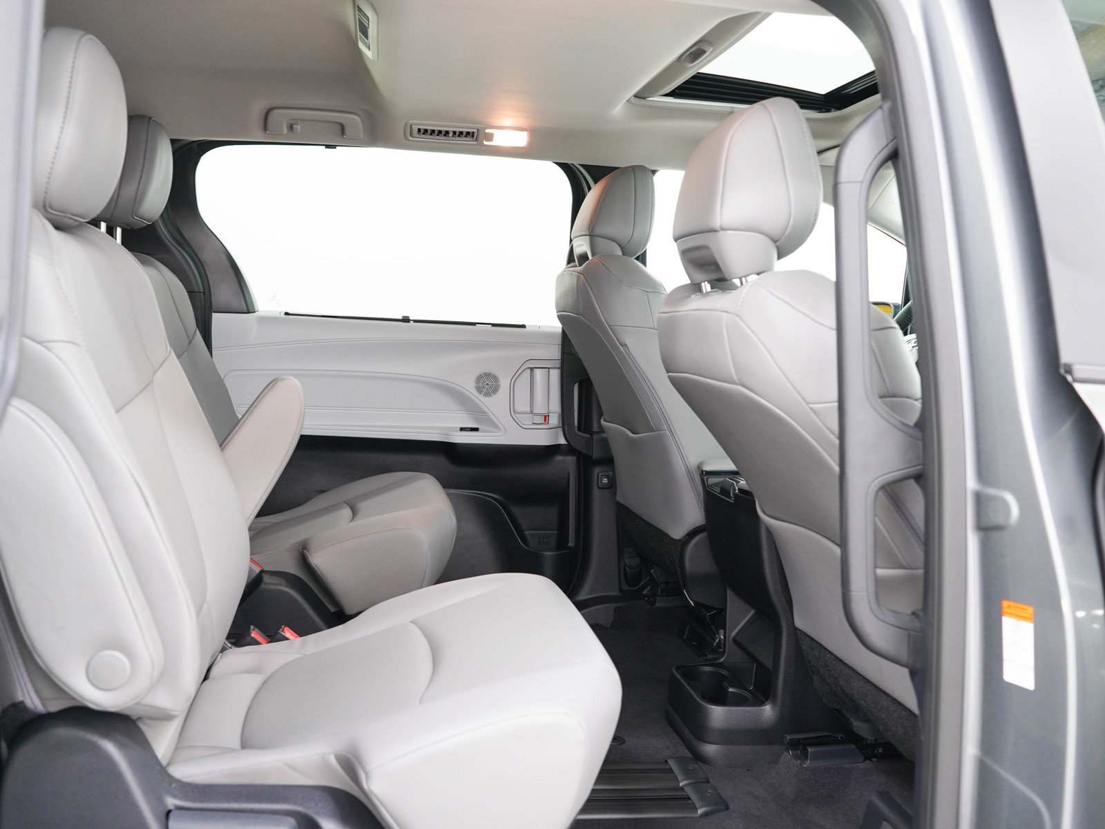Used 2026 Toyota Sienna XLE FWD image 14