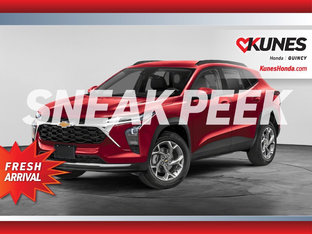 Used 2025 Chevrolet Trax LT FWD image 1