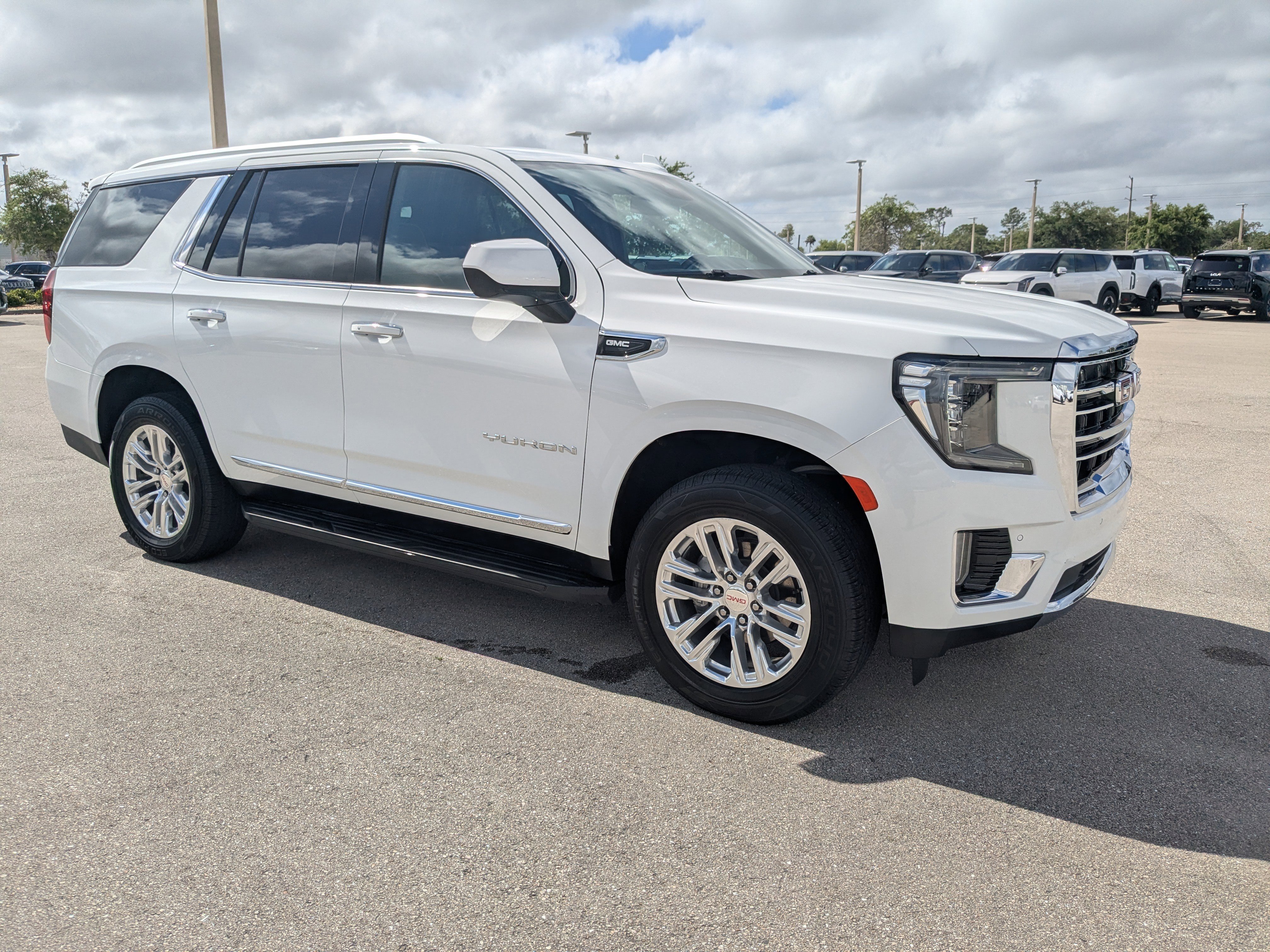 Used 2024 GMC Yukon SLT image 2