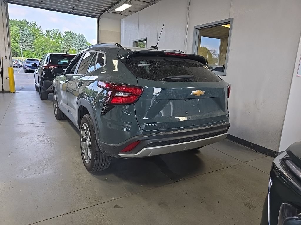 Used 2025 Chevrolet Trax LT FWD image 3