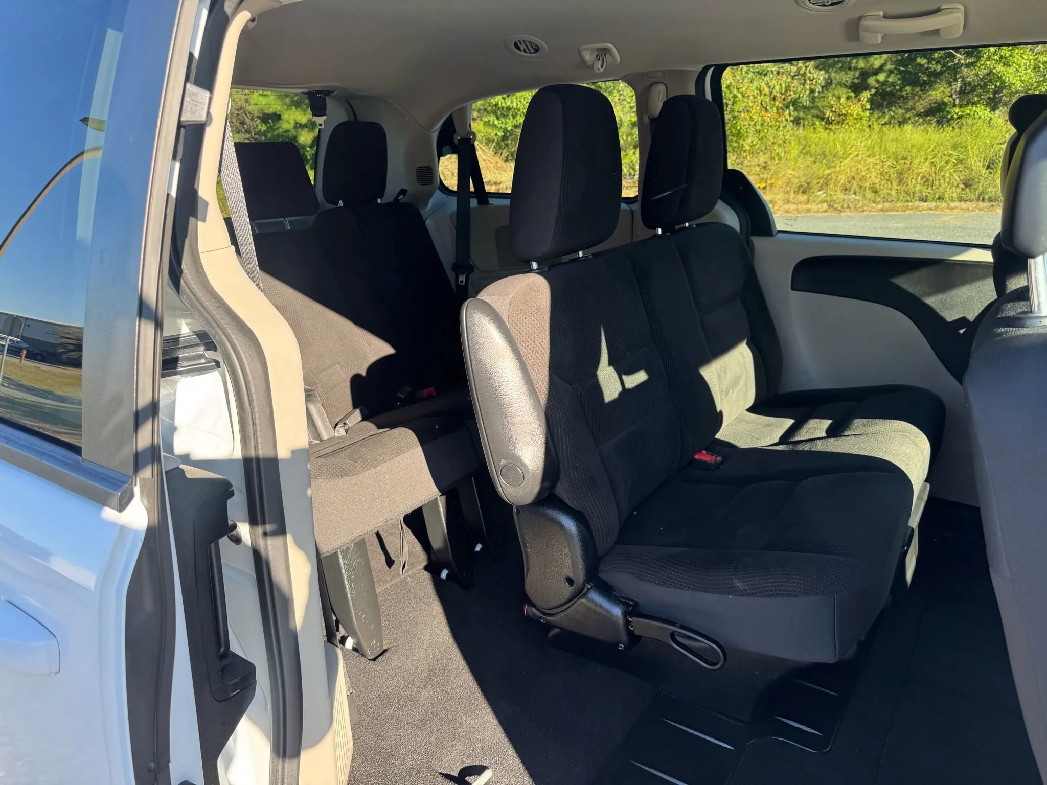 Used 2018 Dodge Grand Caravan SE w/ UConnect Hands-Free Group image 12