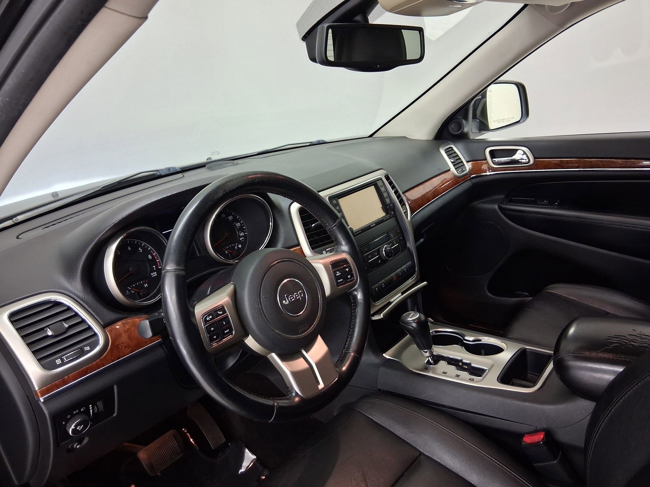 Used 2011 Jeep Grand Cherokee Limited RWD image 2