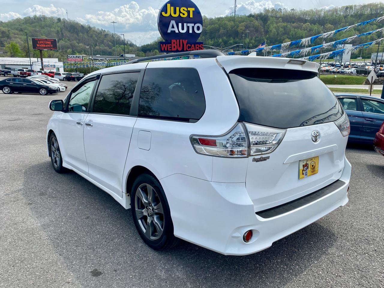 Used 2019 Toyota Sienna SE FWD image 5