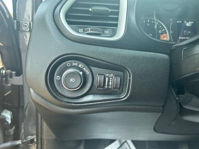 Used 2020 Jeep Renegade Latitude FWD image 17