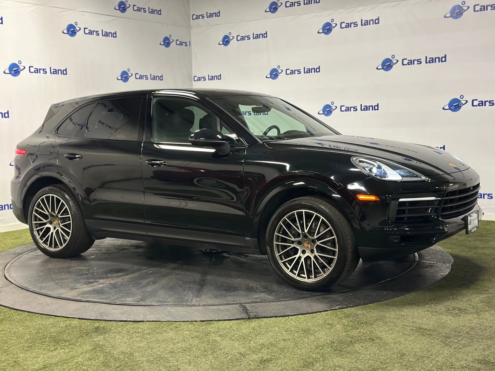 Used 2023 Porsche Cayenne image 2