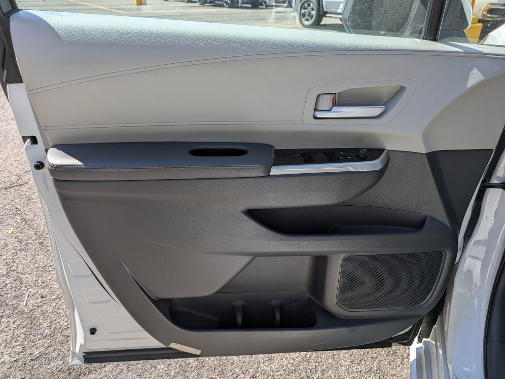 Used 2023 Toyota Sienna XLE AWD/4WD image 9
