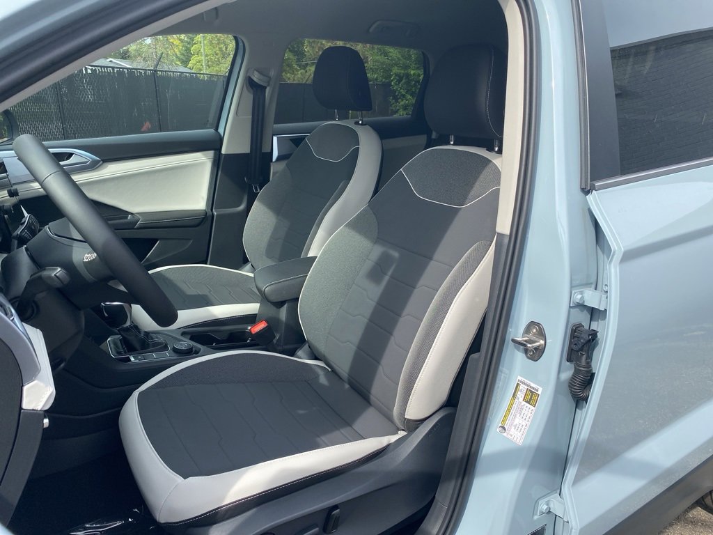 New 2025 Volkswagen Taos SE image 8